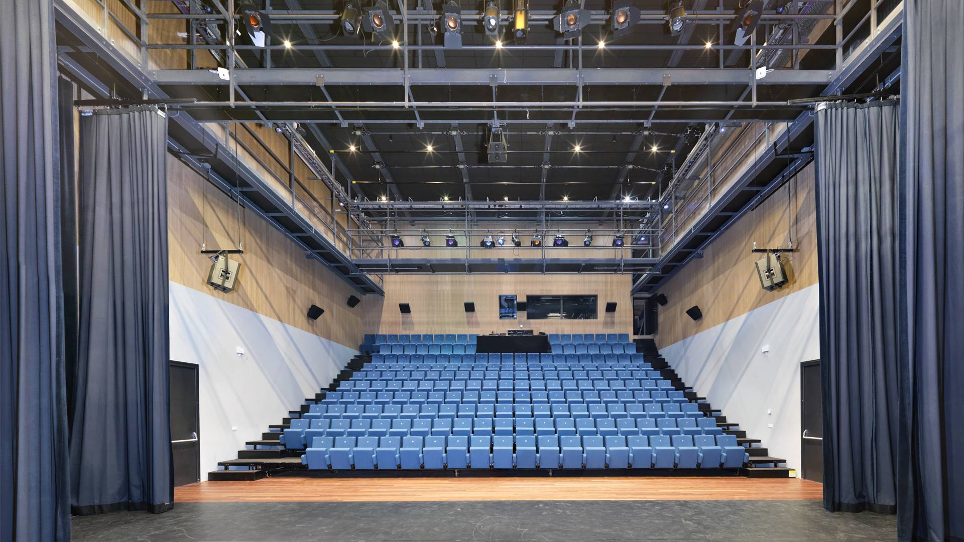 Telescopische tribune | Theater De Bussel Oosterhout| COS Tribune